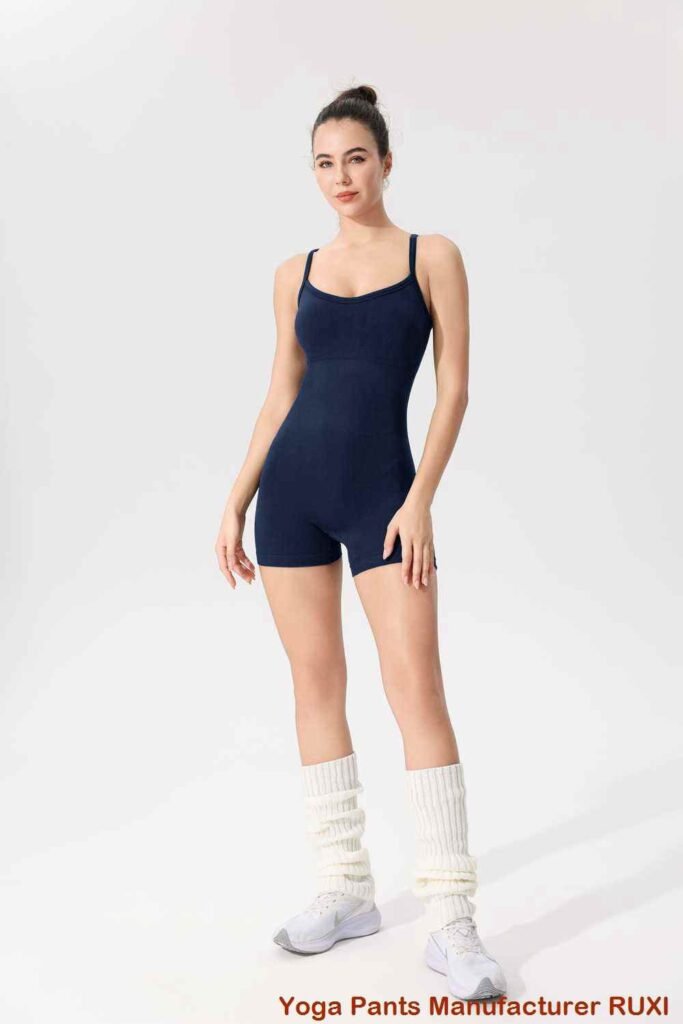 Set pantallona të shkurtra palestër dhe crop top RUXI